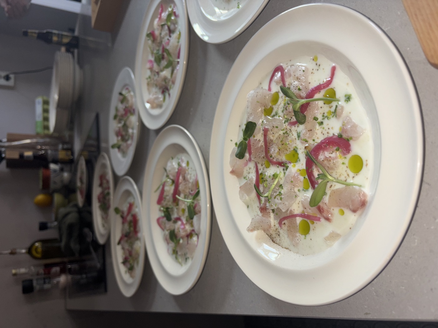Crudo van witte vis met ingelegde rode ui