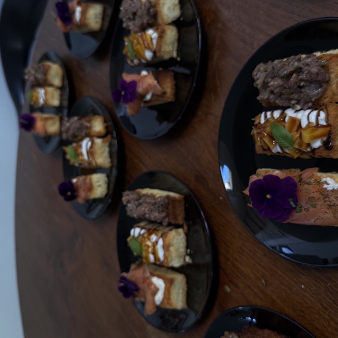 Petitfours op leisteen